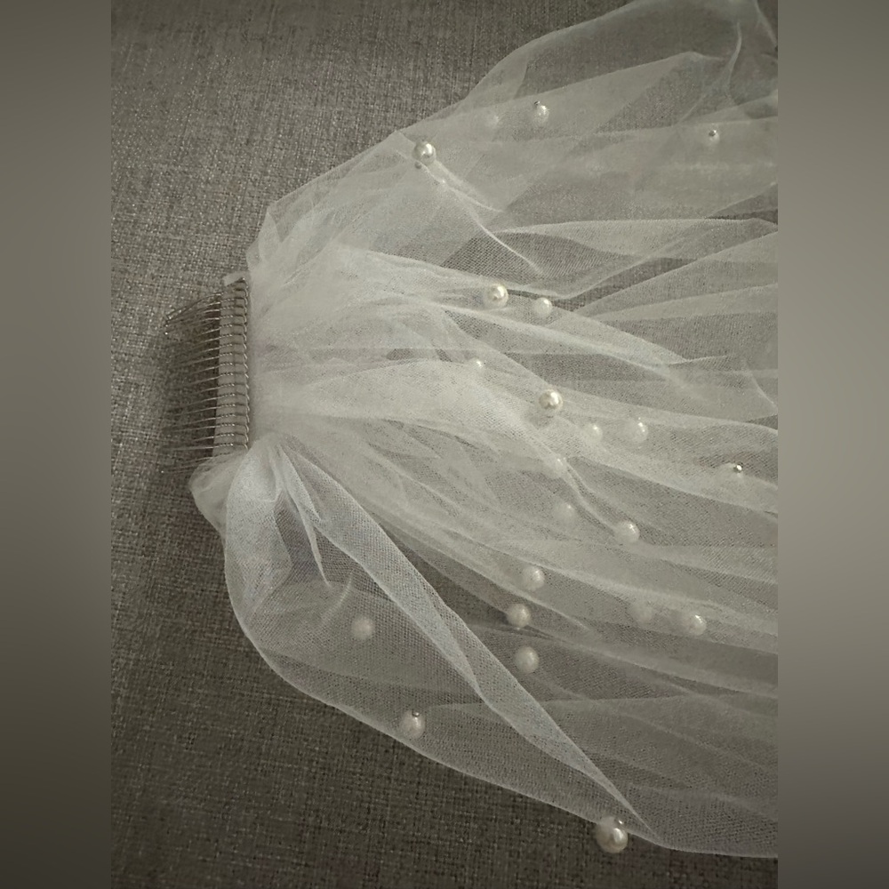 New Elegant Ivory Wedding Veil with Pearl Accents - Picture 2 of 2